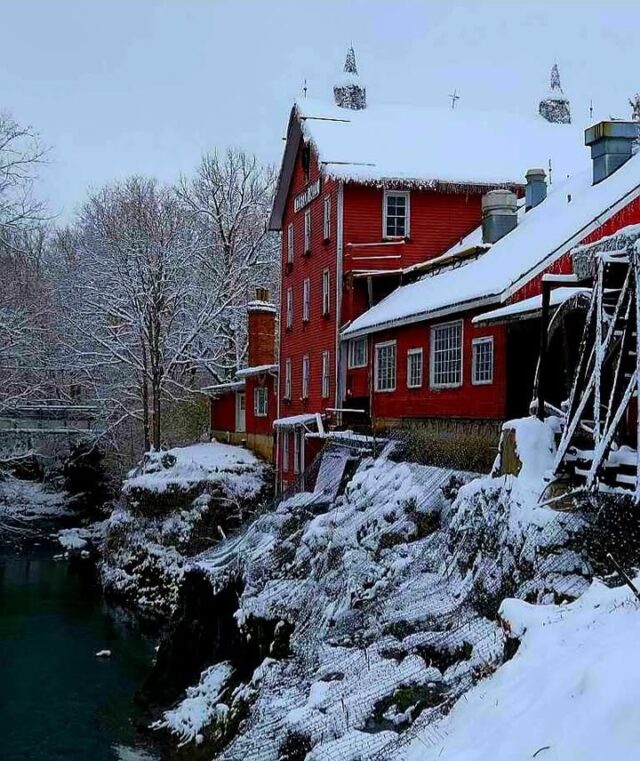 ❄️✨ Nothing beats a winter day at Clifton Mill!
With the grounds freshly covered in snow, it’s the perfect place to warm up with a rich hot chocolate and a cozy, comfort-filled meal. 🤍☕️🌨️

Bundle up, take in the view, and enjoy the magic!

cliftonmill.com 

 #CliftonMill #WinterWonderland #CozySeason