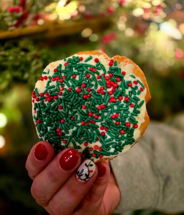 🍪It’s National Cookie Day, and we need to know…
Are you #TeamSugarCookie or #TeamChocolateChip?
Stop by the Legendary Lights of Clifton Mill and snag your favorite (or both!) while you take in the holiday magic. 🎄💫

https://cliftonmill.com/christmas-lights/
 
#NationalCookieDay
#LegendaryLights
#CliftonMill
#ChristmasLights
#HolidayTradition
#HolidayCookies
#SweetTreats