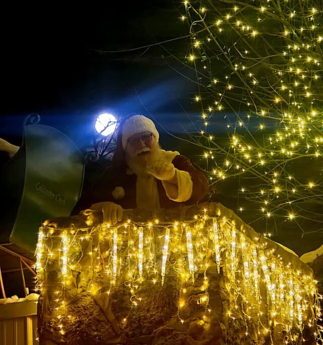 ✨🎅 Last night’s Super Moon set the perfect scene at the Legendary Lights of Clifton Mill. Santa popping out of the chimney with that brilliant moon glowing behind him felt like a holiday spotlight from the sky. 🌕✨

https://cliftonmill.com/christmas-lights/

#SuperMoonMagic
#LegendaryLights
#CliftonMill
#SuperMoon